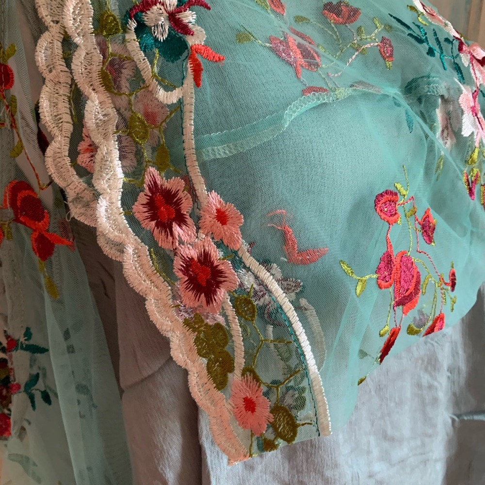 Embroidered cross cross tulle bell sleeve blouse - Picture 4 of 5